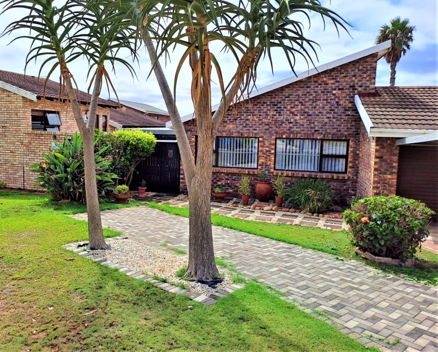 4 Bedroom Property for Sale in Wavecrest Eastern Cape